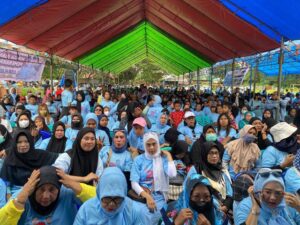 Kampanye; ASR Disambut Ribuan Emak-emak Di Kec. Watubangga