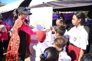 Ketum Bhayangkari Pusat Kembali Salurkan Ribuan Paket Bansos di Maluku Barat Daya