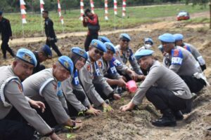 Bidpropam Polda Sultra Dukung Program Ketahanan Pangan di Kelurahan Nanga-Nanga
