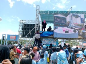 Ribuan Masyarakat Berlomba Mengambil Atribut Asr-Hugua Di Pesta Rakyat Part-1
