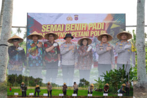 Dukung Ketahanan Pangan Nasional, Kakorbinmas Baharkam Polri Semai Padi di Kulonprogo